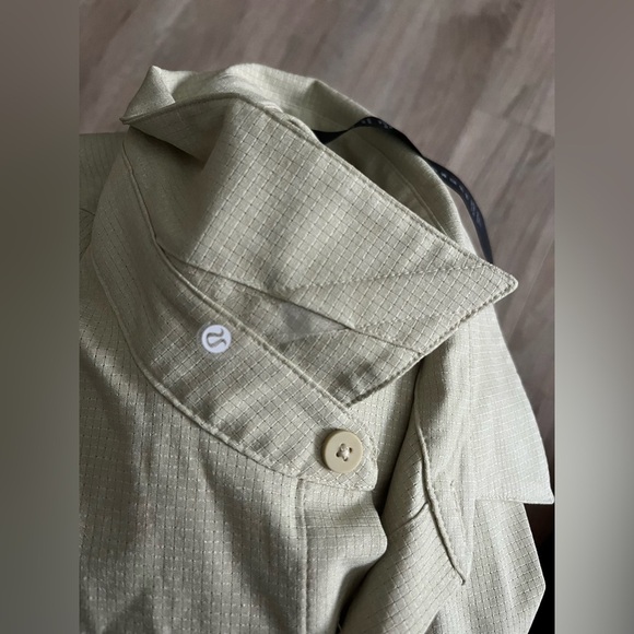 Lululemon Men’s Airing Easy Long Sleeve Shirt Heathered Dew Green - Medium - Picture 8 of 9